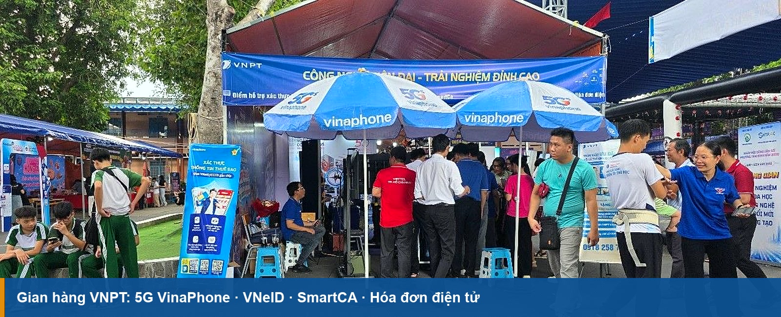 Người dân và học sinh trải nghiệm dịch vụ số tại gian hàng VNPT