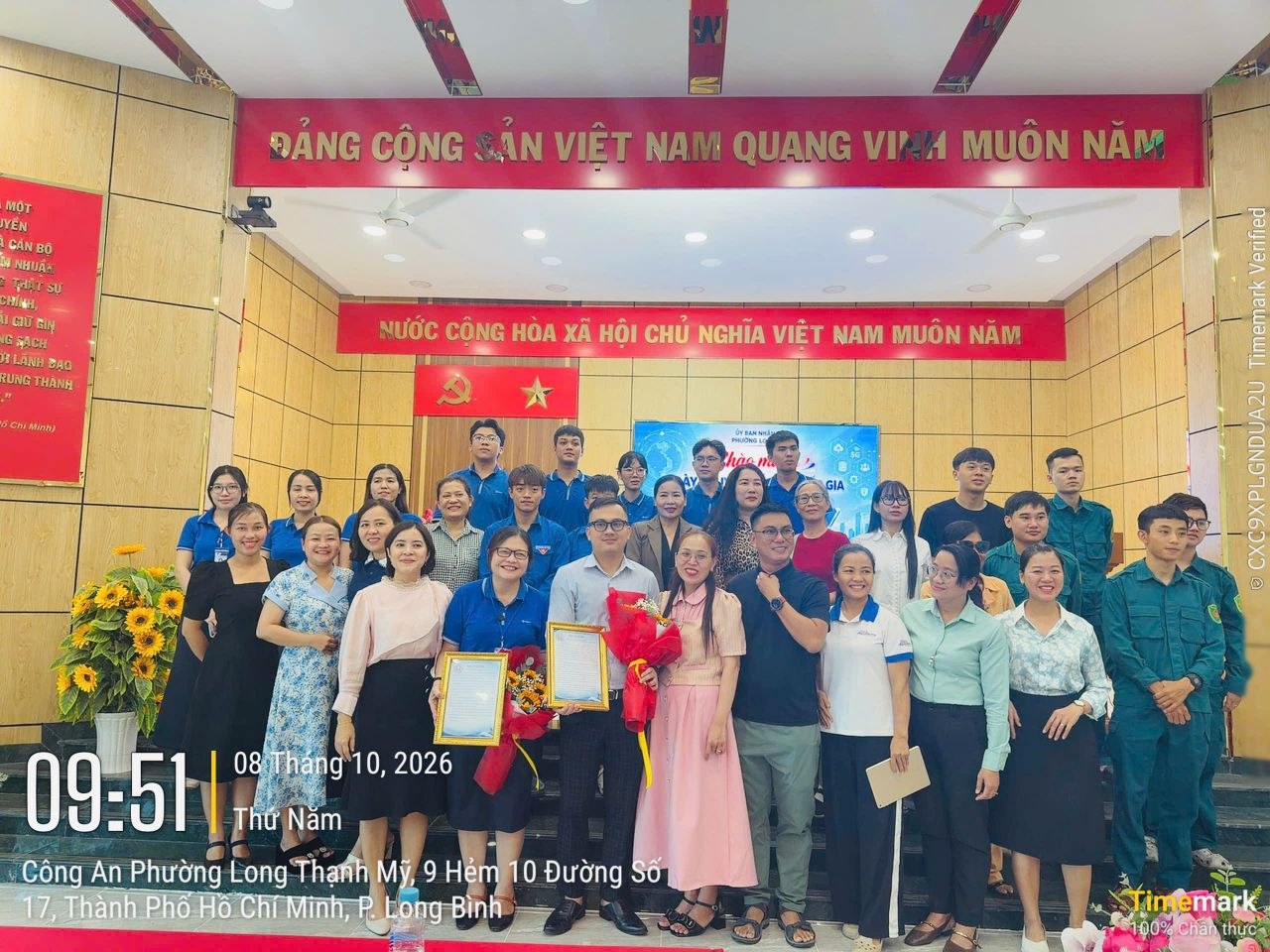 Lễ trao chứng nhận và chụp ảnh lưu niệm giữa VNPT Thủ Đức và UBND phường Long Bình tại chương trình tập huấn chuyển đổi số và an toàn thông tin